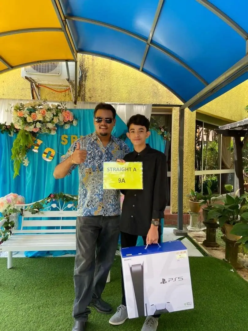 M'sian Teacher Surprises Student Who Scored Straight As In SPM With A PS5 