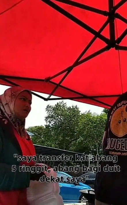 M'sian Vendor Gives Free Food To Delivery Rider Who Only Had RM5