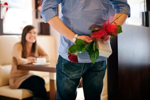 Man surprises his girlfriend with a rose 
