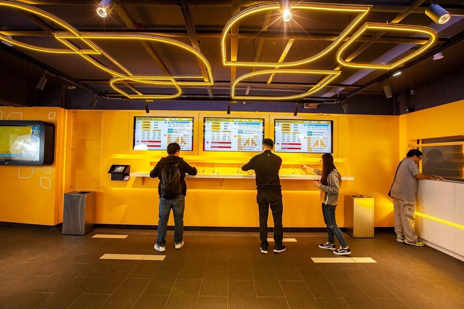 M'sian Man Wins RM28.9mil Magnum Jackpot On Father's Day, Bought Lottery Tickets From Same Staff Previously