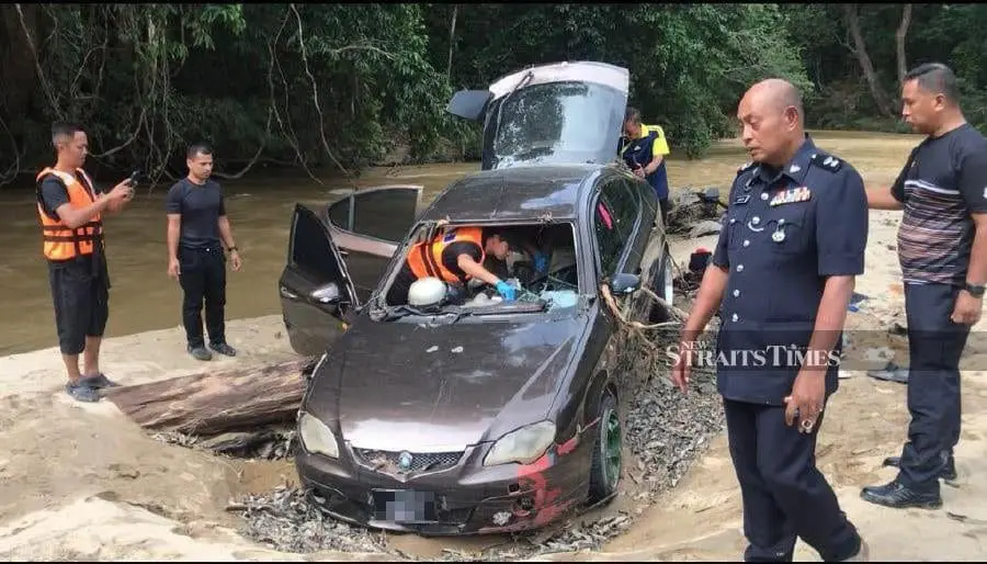 2 M'sians Drown And 8 Go Missing In Kemaman Water Surge While Picnicking