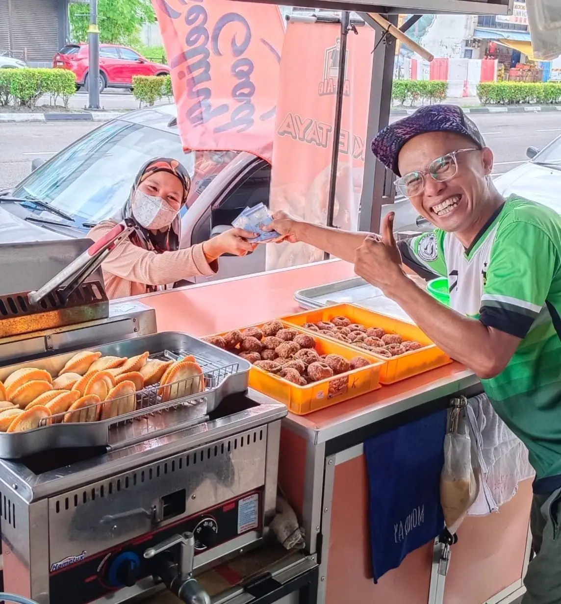 M'sian Street Vendor Earns Up To RM80K A Month Selling Curry Puffs After Years Of Hard Work