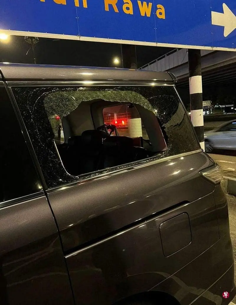 S'porean Family Gets Robbed And Car Windscreen Smashed By Thieves While Dining At JB Restaurant