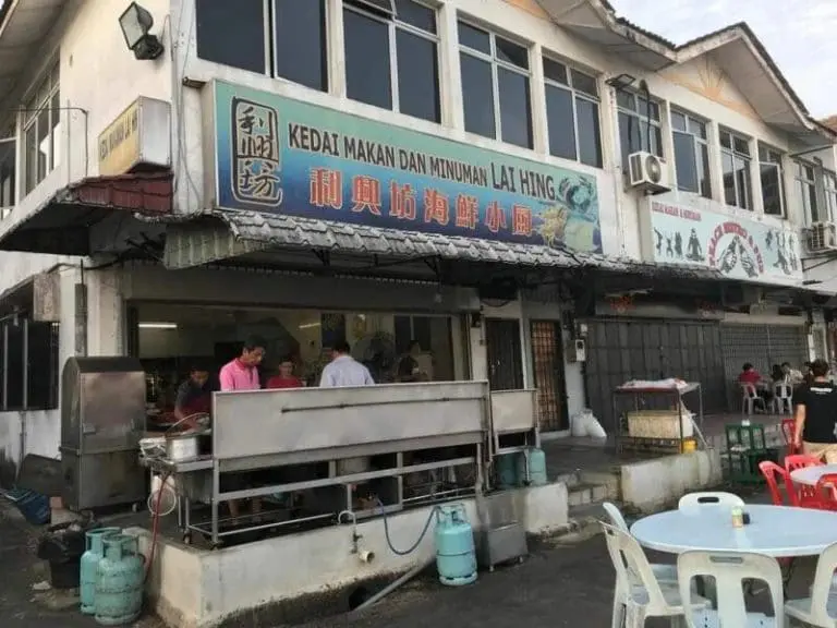 S'porean Family Gets Robbed And Car Windscreen Smashed By Thieves While Dining At JB Restaurant