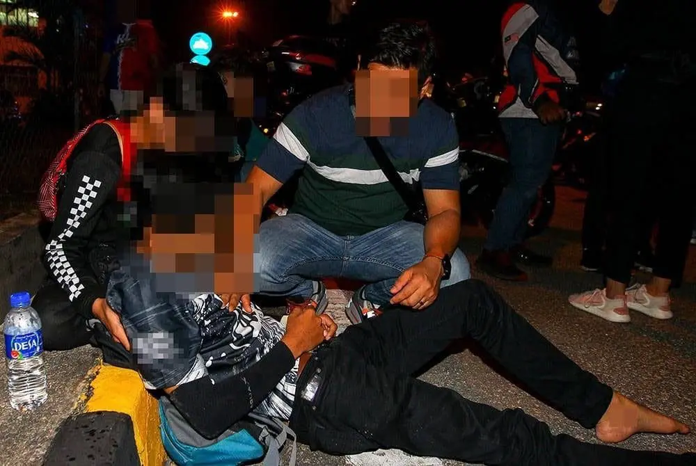 Malaysian teen has panic attack after detained by police at Negeri Sembilan