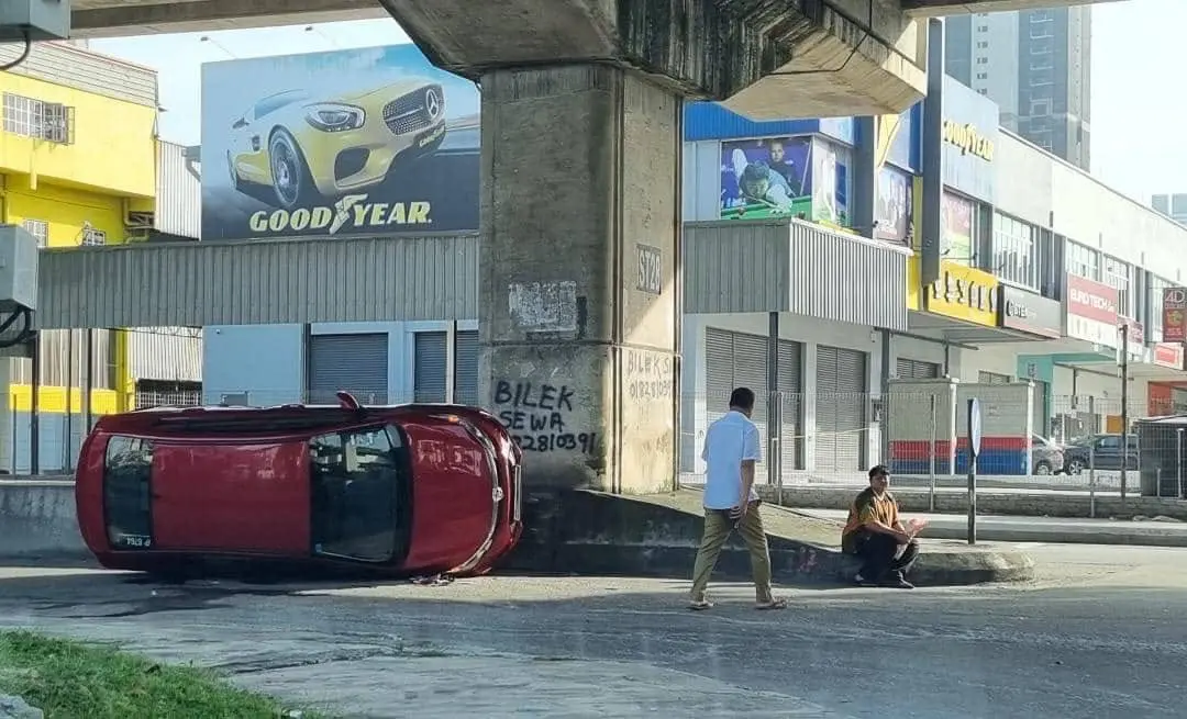 M'sian Teen Holds On To Flowers He Bought For Mum's Birthday Despite Getting Into An Accident, Touches Netizens