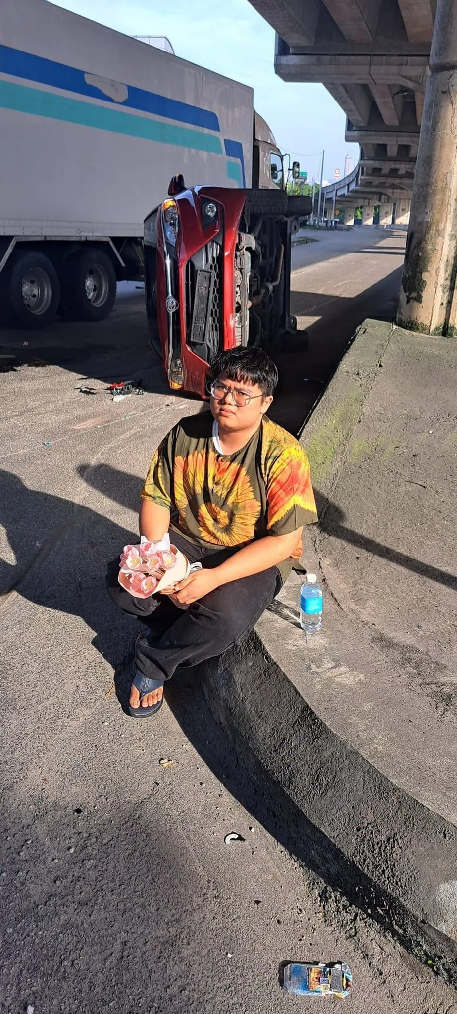 M'sian Teen Holds On To Flowers He Bought For Mum's Birthday Despite Getting Into An Accident, Touches Netizens