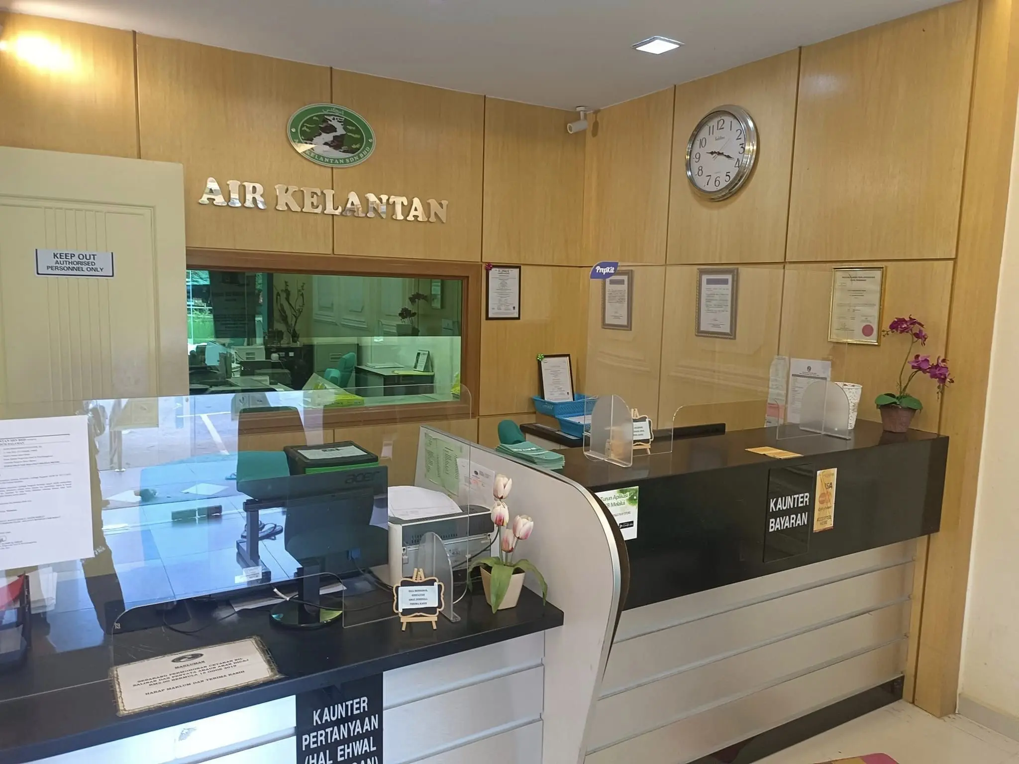 'They Were At The Toilet' — Deputy MB Defends Air Kelantan Staff Over Viral Post Of Them Being Absent At Counter