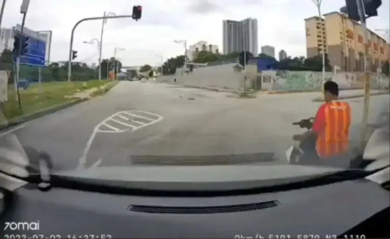M'sian Teen Caught Not Wearing A Helmet, Surrenders And Obediently Follows Policeman