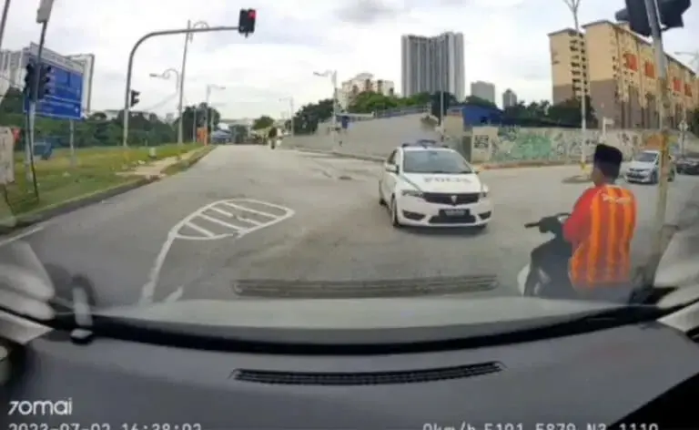 M'sian Teen Caught Not Wearing A Helmet, Surrenders And Obediently Follows Policeman