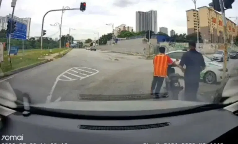 M'sian Teen Caught Not Wearing A Helmet, Surrenders And Obediently Follows Policeman