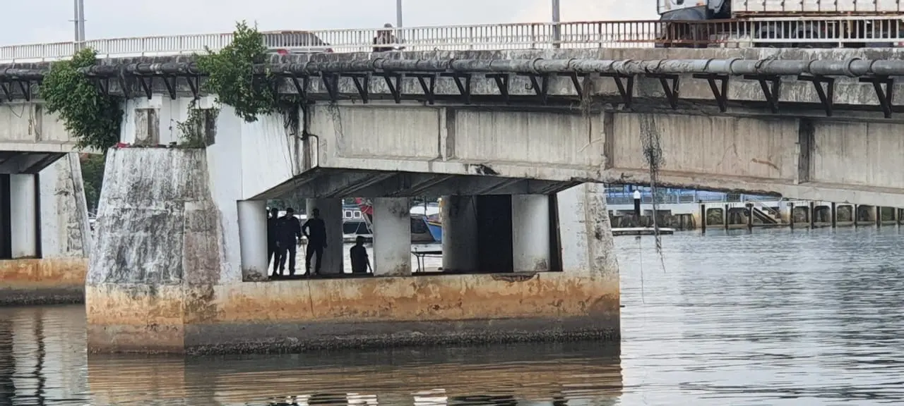 M'sian Teen Almost Drowns While Trying To Save Suicidal Man Who Jumped Off Bridge In Johor