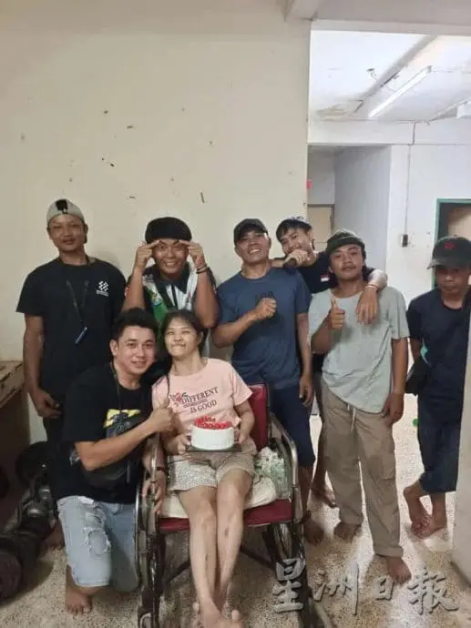 Kindhearted M'sian Family Takes Care Of Disabled Neighbour Who Lost Her Family Members
