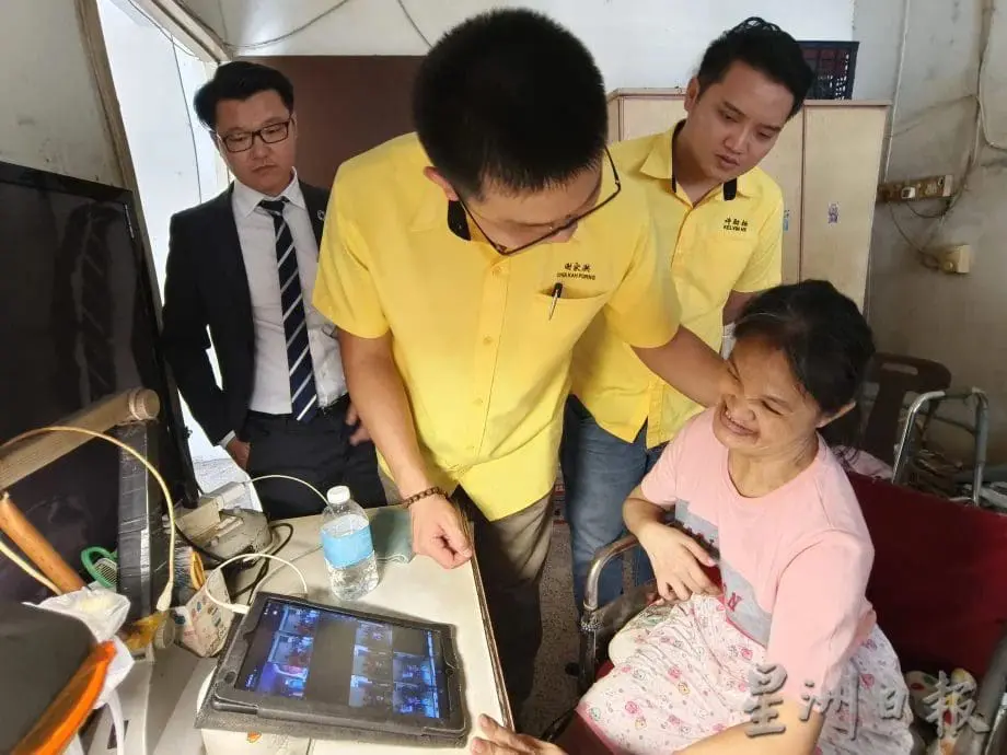 Kindhearted M'sian Family Takes Care Of Disabled Neighbour Who Lost Her Family Members