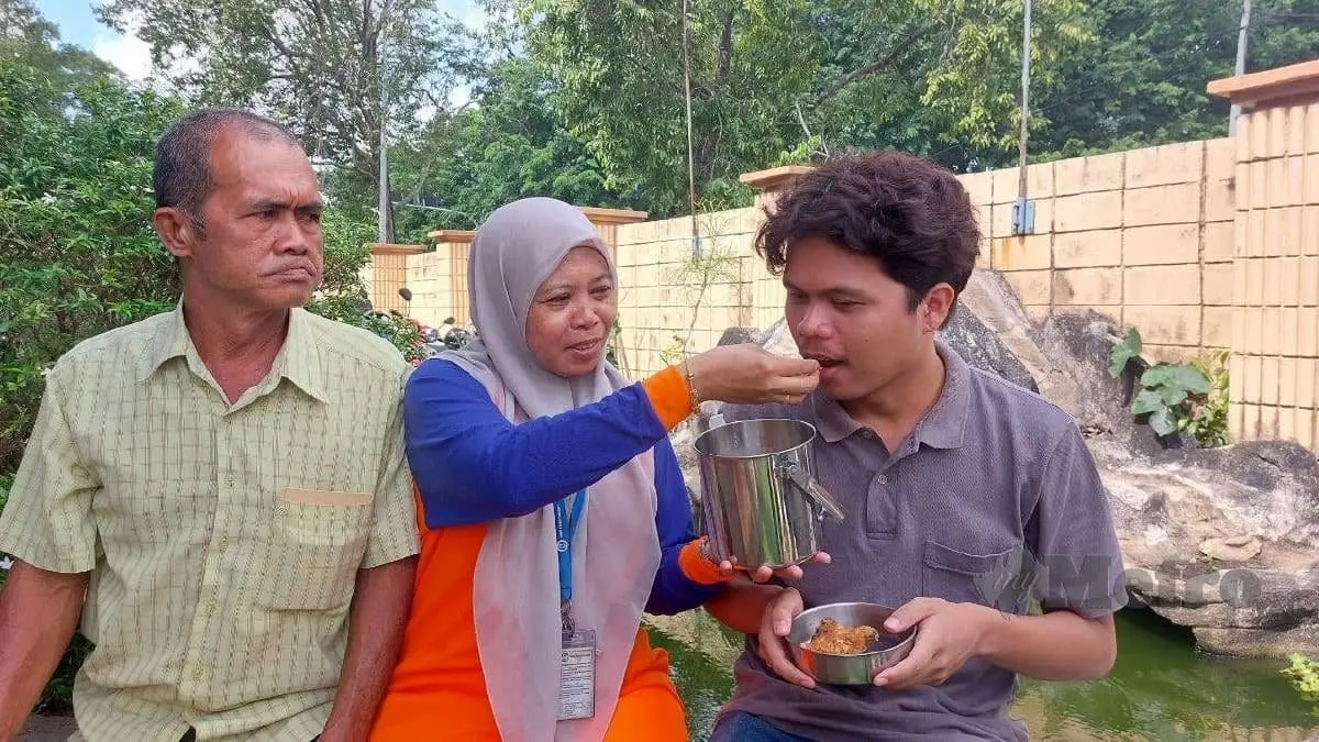 M'sian Boy Who Was Mocked For Being The Son Of 'Garbage Workers' Now Studying In France