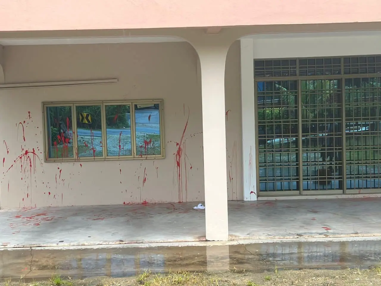Ah Long Splashes Paint At Wrong House In Johor, Apologises & Promises To Compensate For Damages