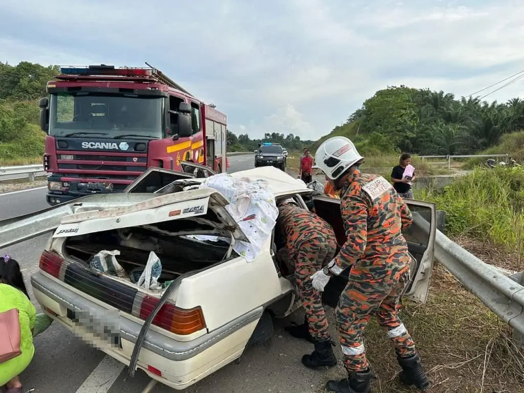 M'sian Woman Killed And 5 Injured After Car Crashes Into Metal Divider In Sarawak