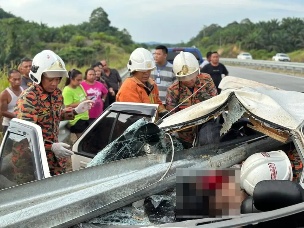 M'sian Woman Killed And 5 Injured After Car Crashes Into Metal Divider In Sarawak