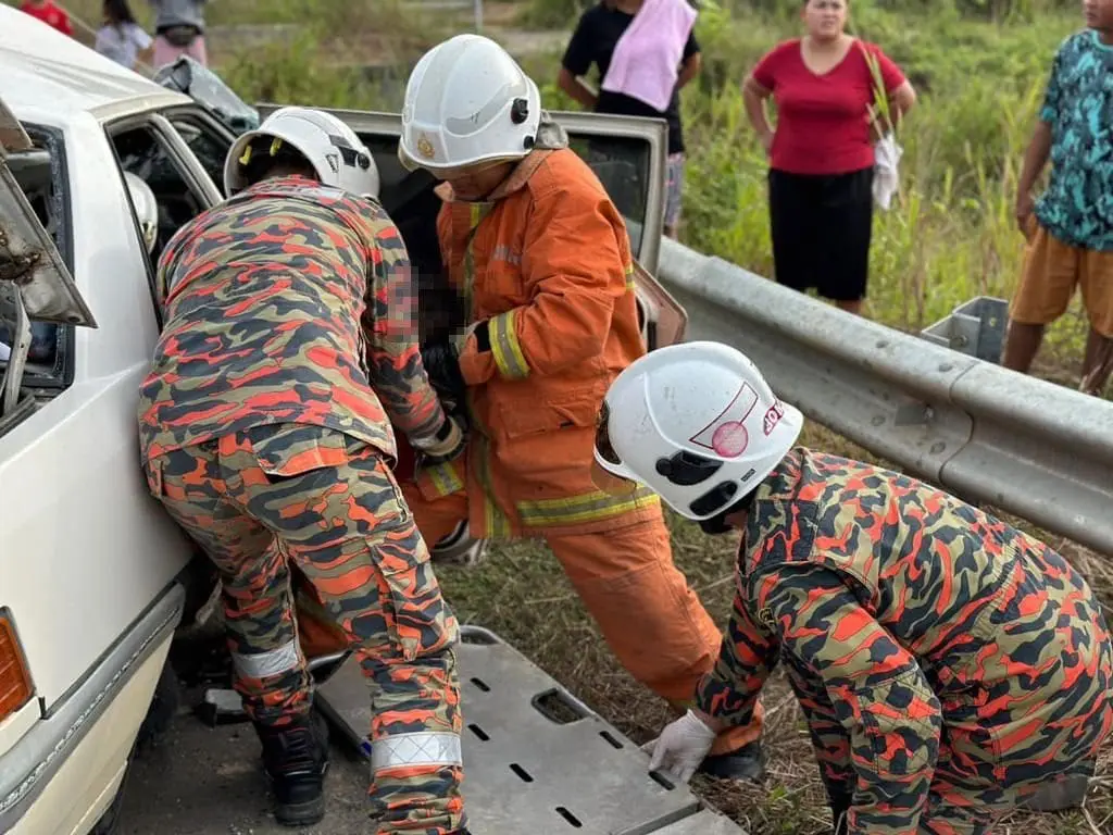 M'sian Woman Killed And 5 Injured After Car Crashes Into Metal Divider In Sarawak