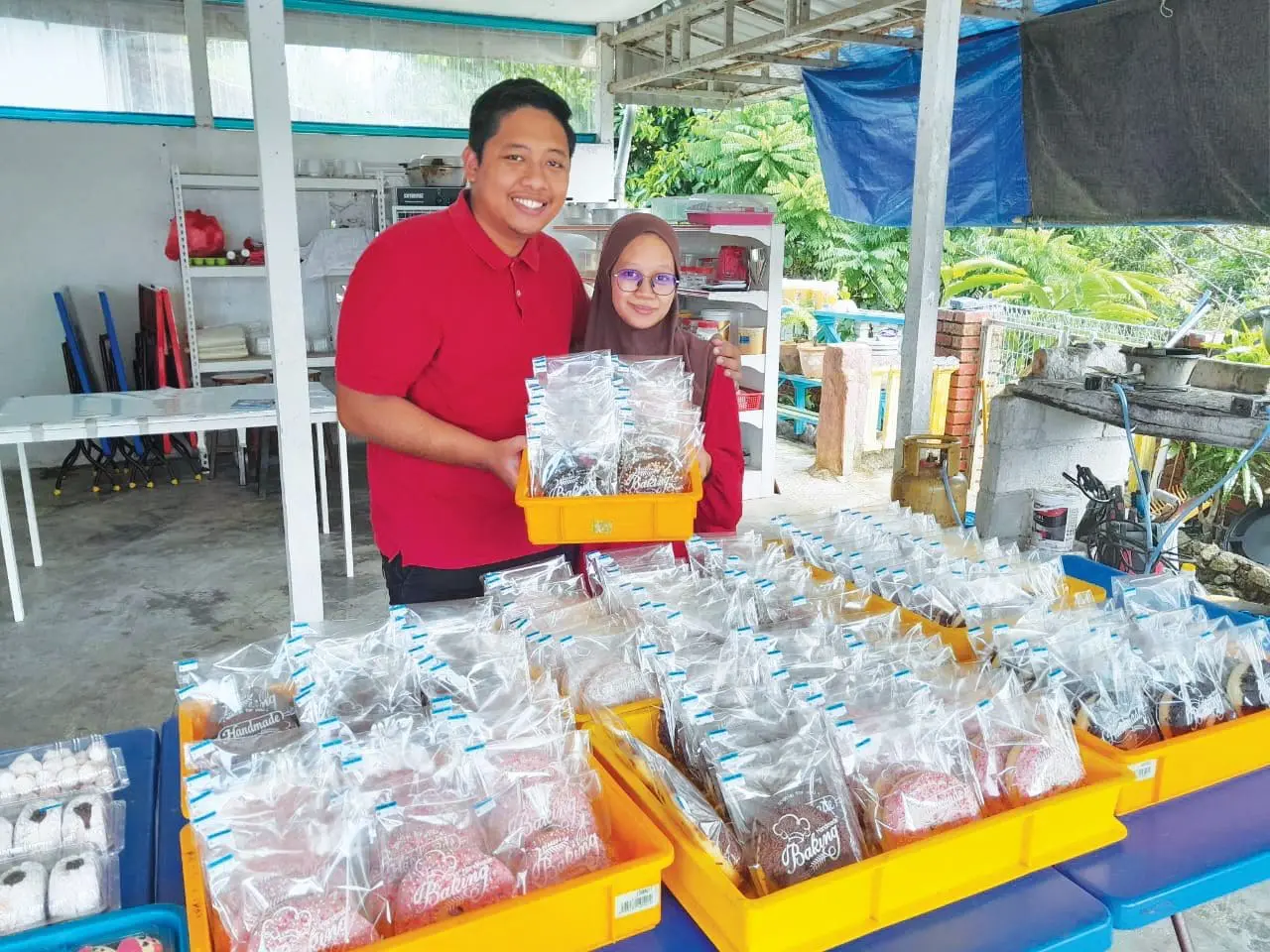 M'sian Couple Earn RM12K A Month Selling Donuts, Income Now Equal With Those From T20 Group