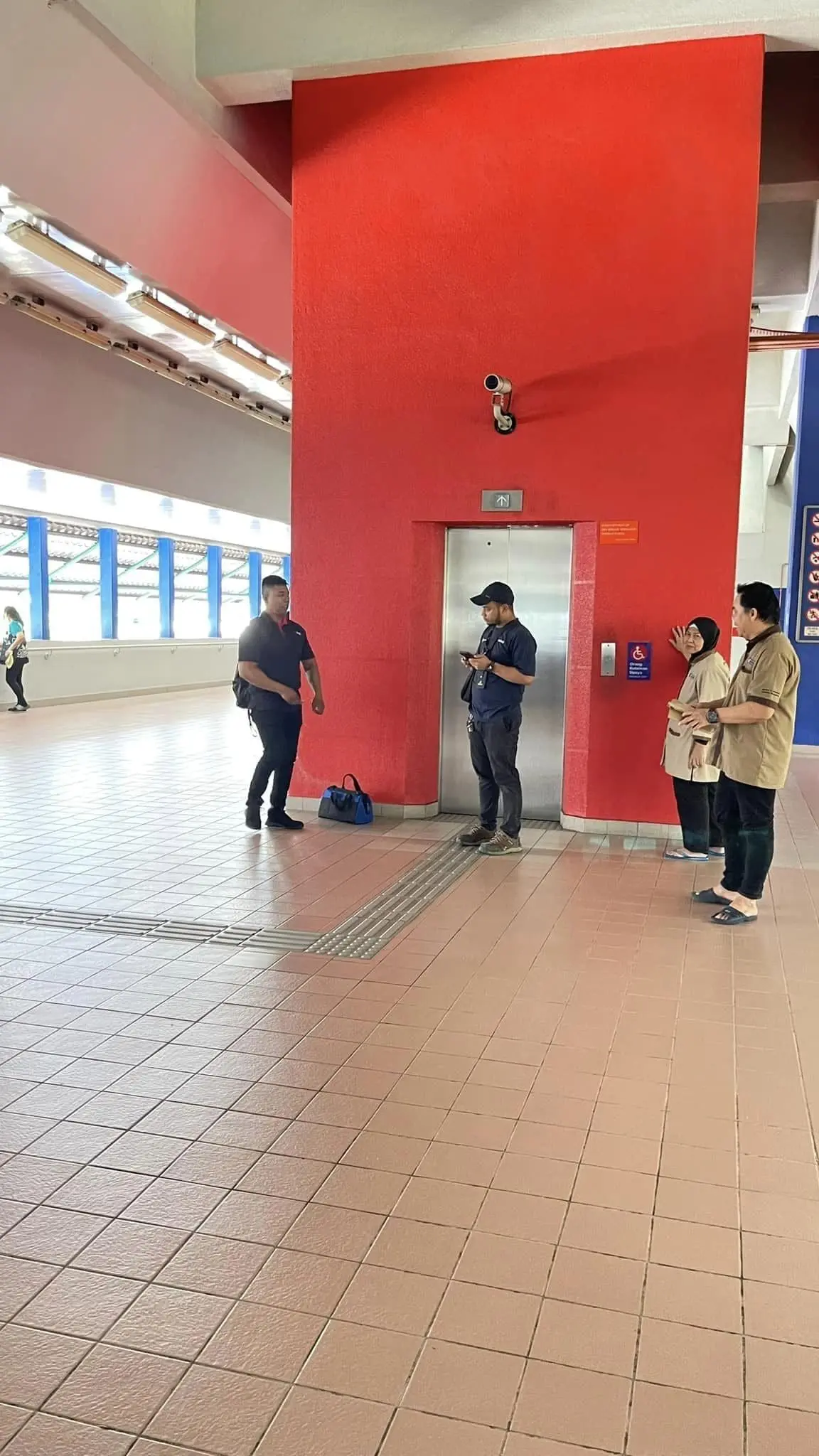 M'sian Woman & Family Gets Stuck Inside Lift For 45 Minutes After It Broke Down