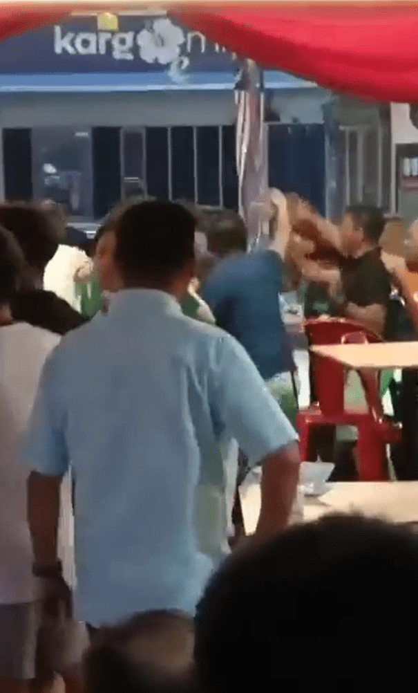 Brawl Breaks Out At Restaurant In Banting After Group Of Men Allegedly Harassed Another Man's Girlfriend 1