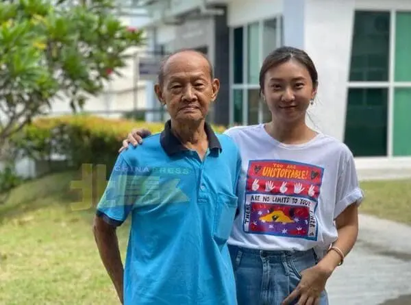 83yo M'sian Man Works As Cleaner Despite Age, Says Retirement Makes Him Feel 'Useless'