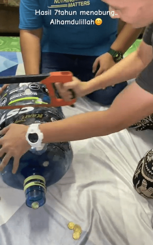 M'sian Man Saves 50 Sen Coins For 7 Years, Manages To Buy An iPhone 14