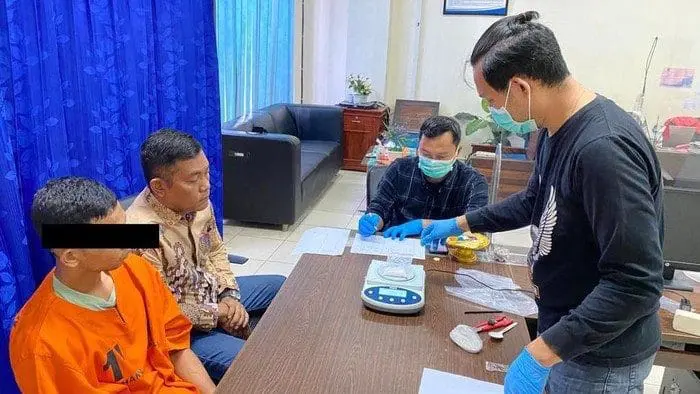 M'sian Tries To Smuggle Drugs By Inserting Meth Wrapped In Condoms Into Rectum, Gets Arrested By Indonesian Police