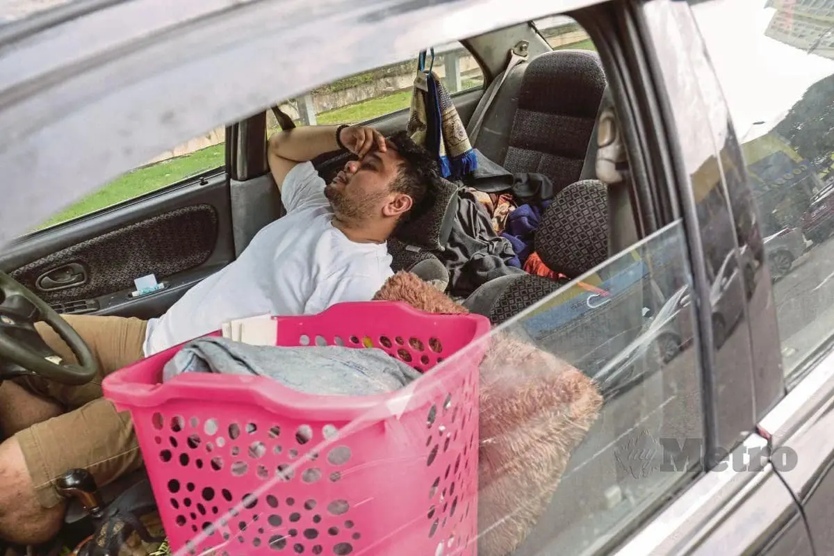 27yo M'sian Lives Inside Car After Investment Scheme Leaves Him With RM1mil Debt