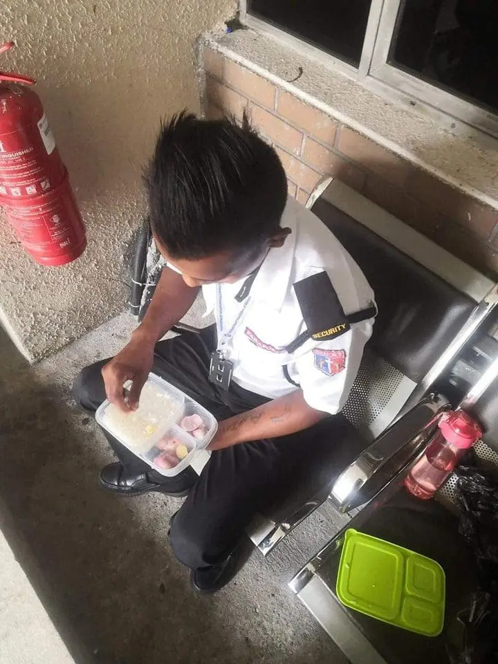 M'sians Heartbroken To See Foreign Security Guard's Meal Of Rice, Soup, Raw Garlic & Onions