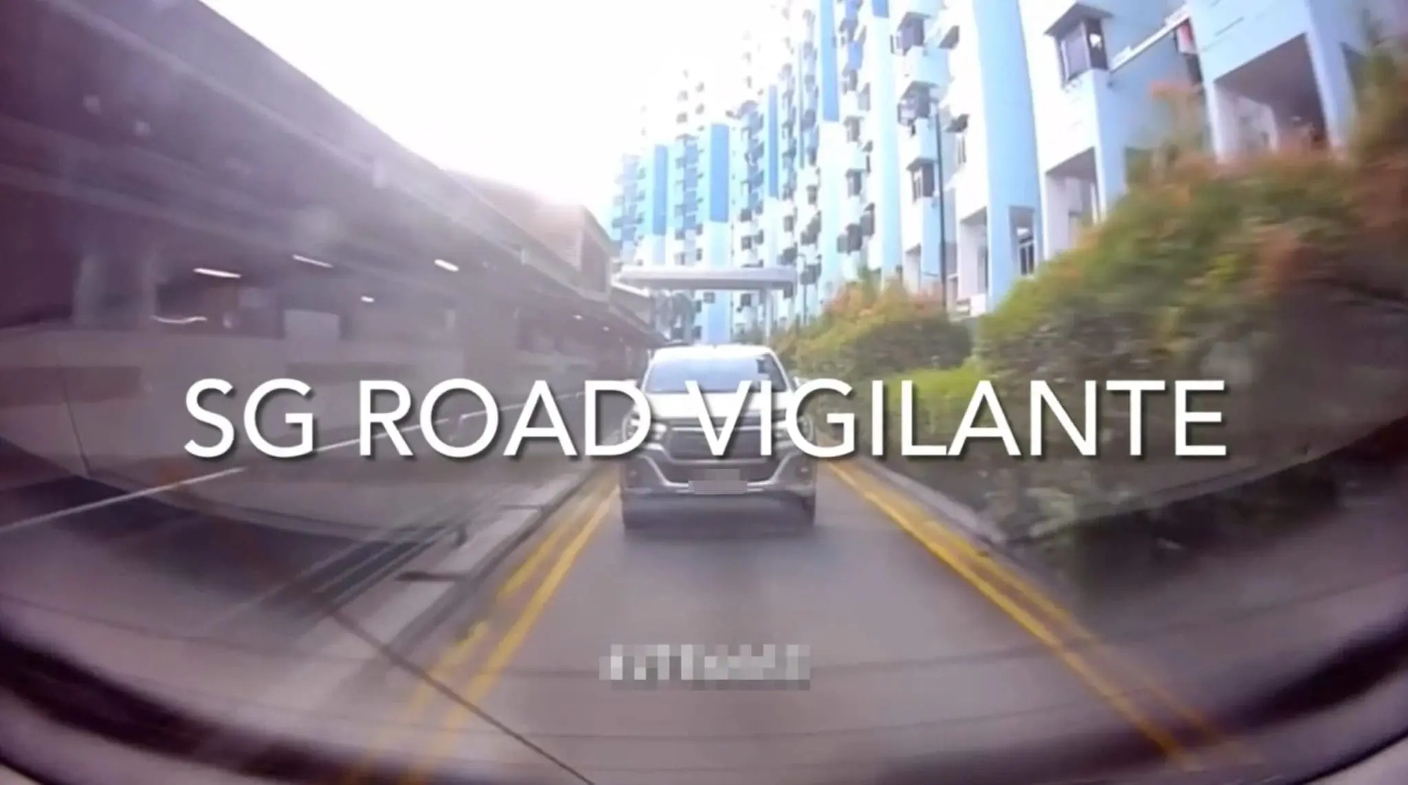 M'sian-Registered MPV Tries To Tailgate Car To Skip On Parking Fee, Gets Blocked & Forced To Reverse