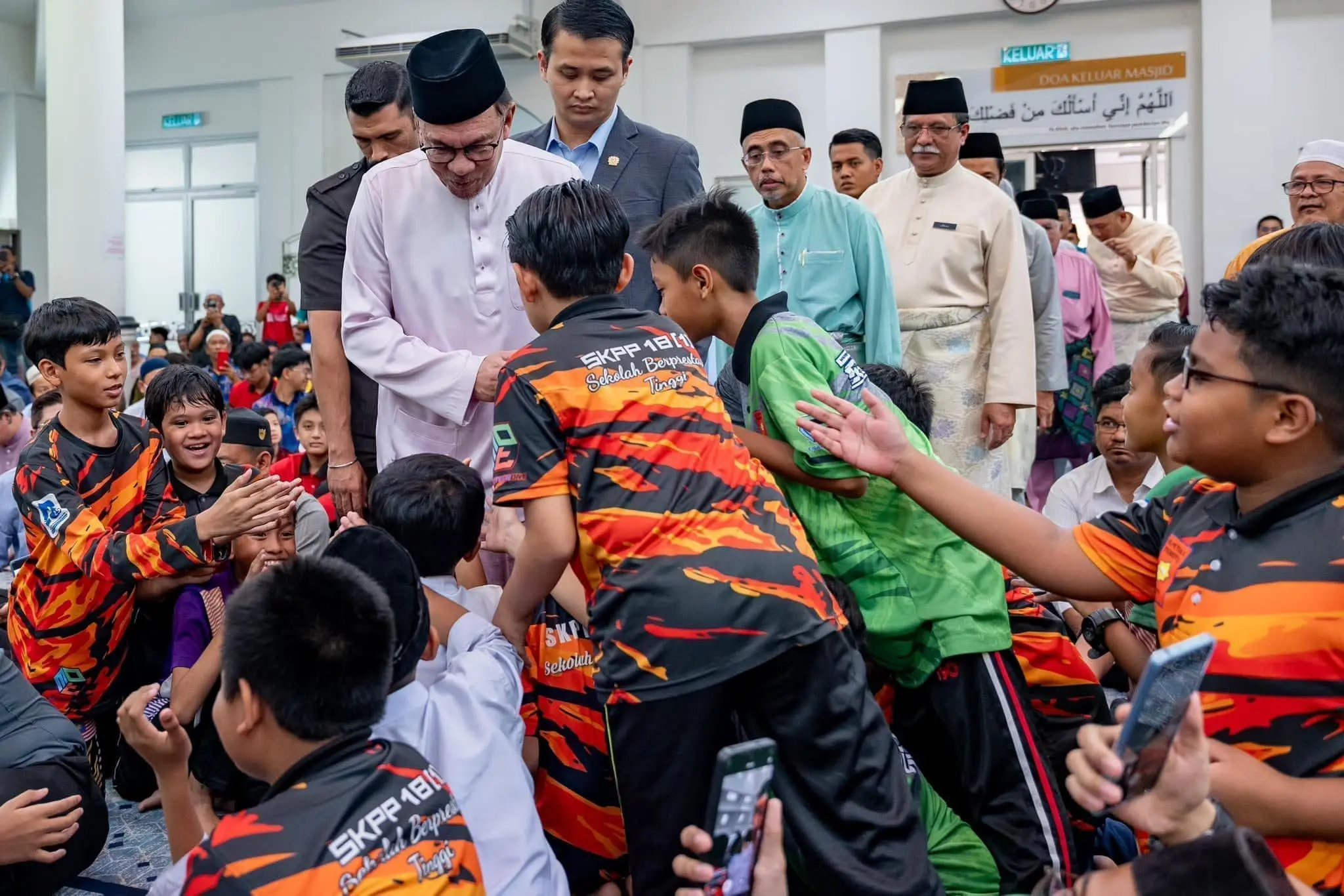Anwar Ibrahim visiting students
