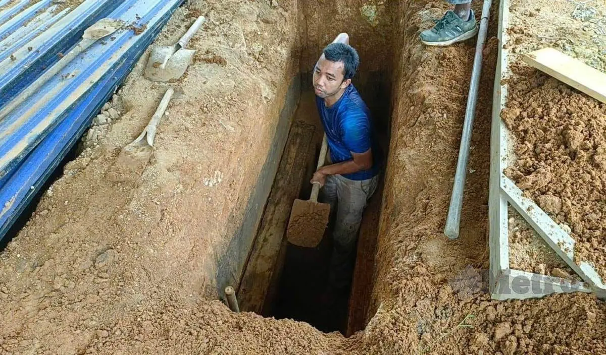 34yo M'sian Man Works As Gravedigger, Says It Has Made Him A More Responsible Person