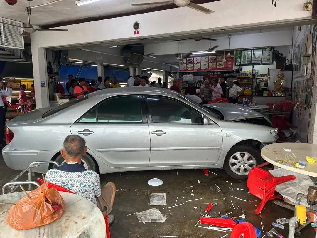 70yo M'sian man crashes car into Negri Sembilan kopitiam