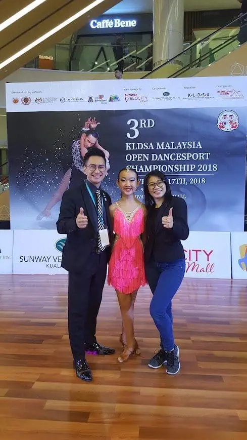 Cherry Yeo with coaches Evon Chong and Mr Chua