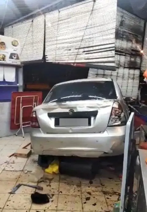 Car crashes into kopitiam at Bukit Tinggi, Klang