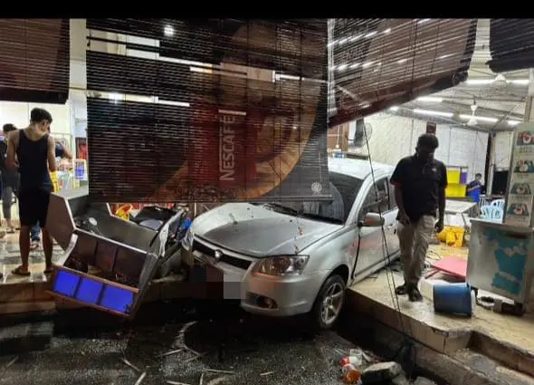 Car crashes into kopitiam at Bukit Tinggi, Klang