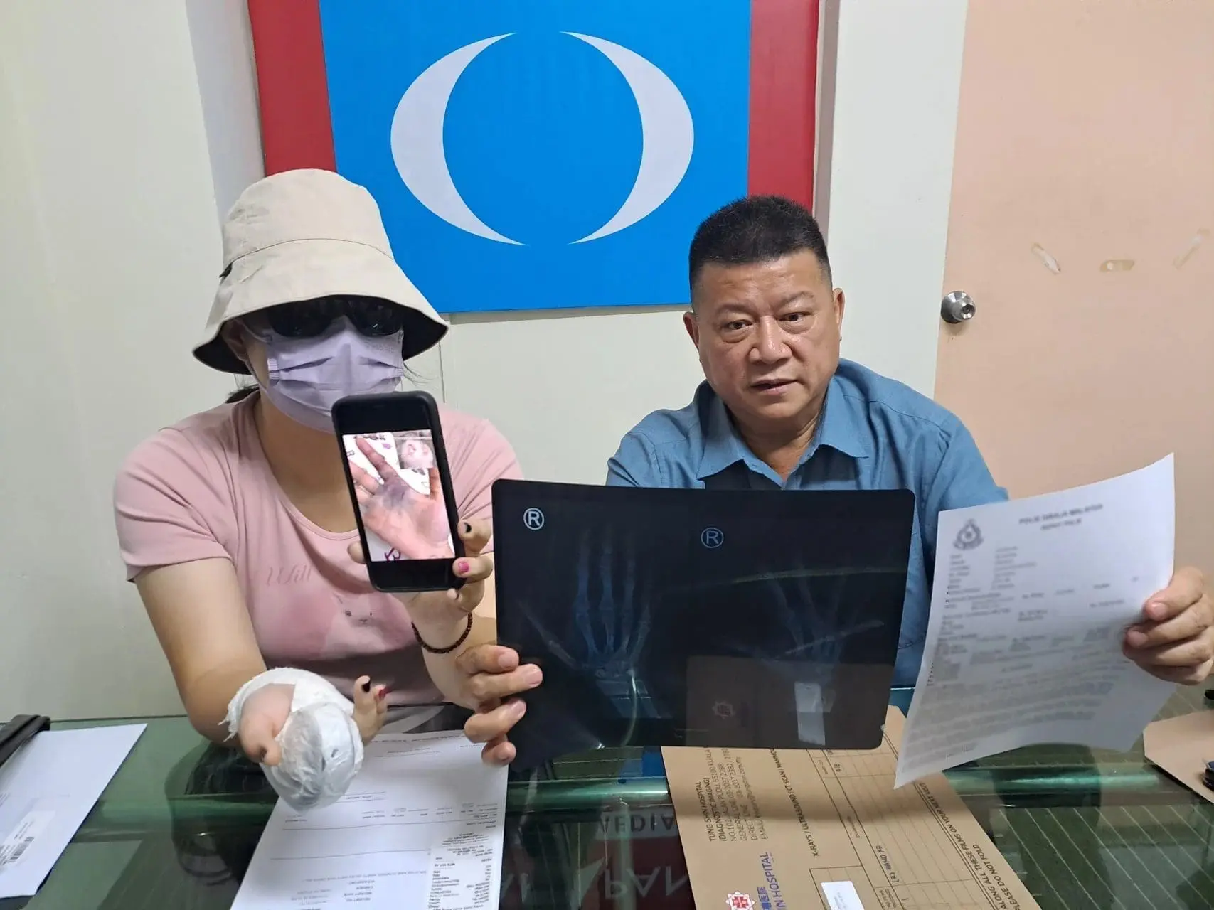 China student Yuan and Teruntum assemblyman Sim Chon Siang