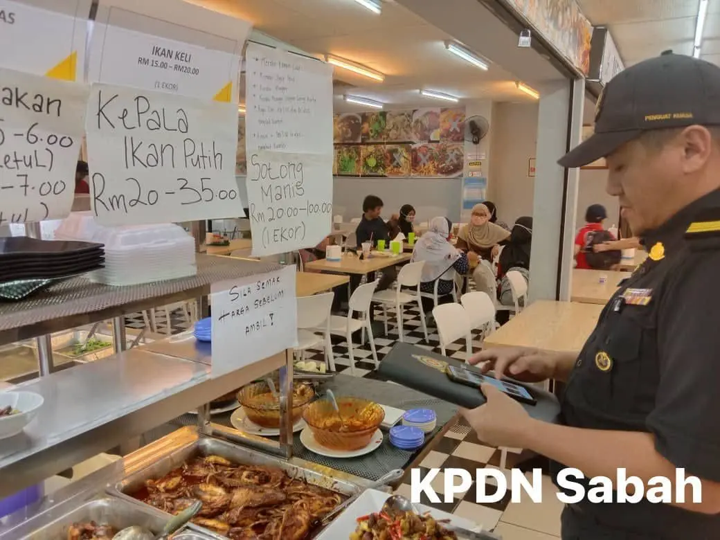 KPDN Sabah officer conducting checks on stall which charged RM50 for squid