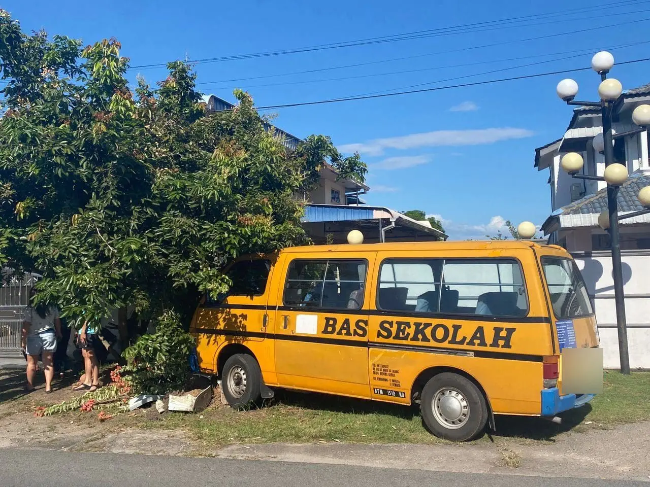 School bus driven by 72yo Zhang Rongqing crashes into tree