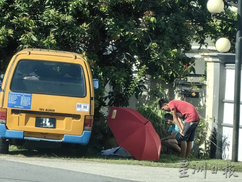 Family members of 72yo Zhang Rongqing mourning at the crash scene