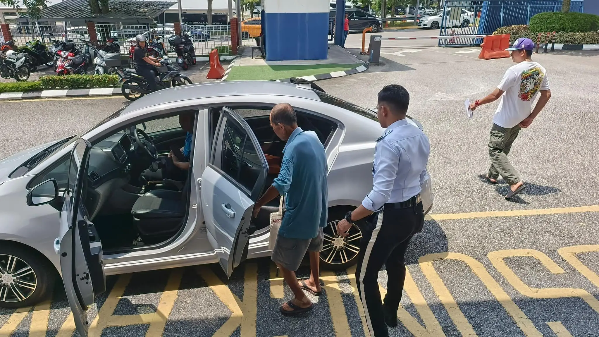 M'sian police officers sending Tan Lee Bin home.