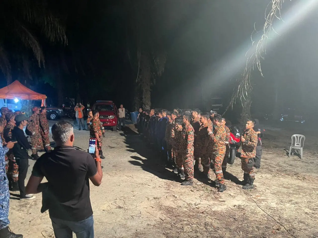 Firefighters being briefed on how to put out the fire