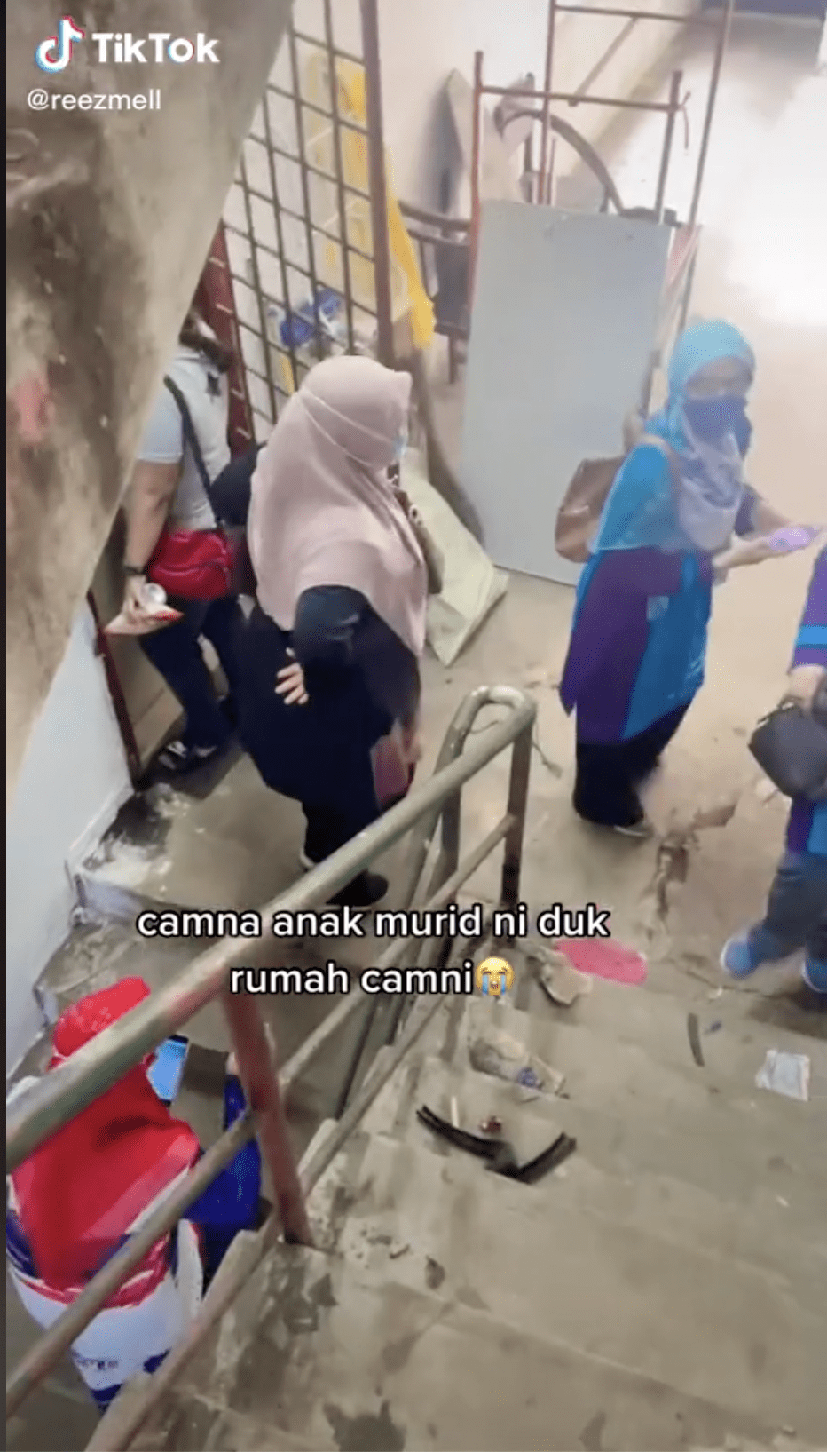 [Video] Teachers visited a student's house filled with rubbish, only to discover that she lost her mother recently