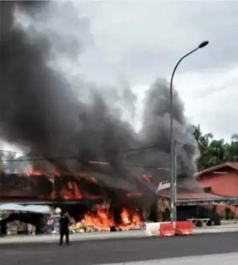 Fire Burns down eleven shops in Tanah Merah