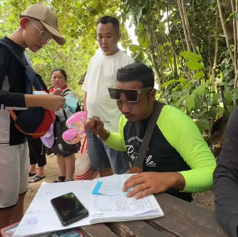 Sabahan Tour Guide Wows Netizens With Fluent Mandarin While Interacting With Chinese Tourists