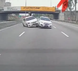 Toyota camry crashes into Honda city near Awan Biru R&R