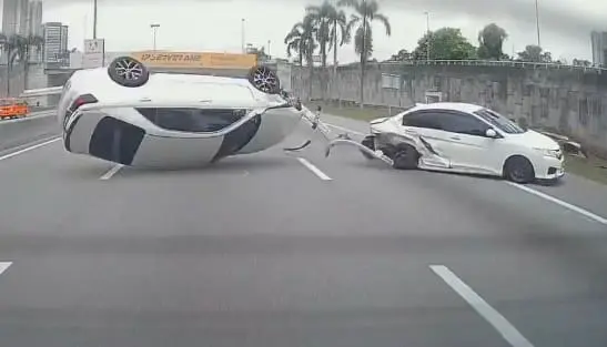 Toyota camry crashes into Honda city near Awan Biru R&R