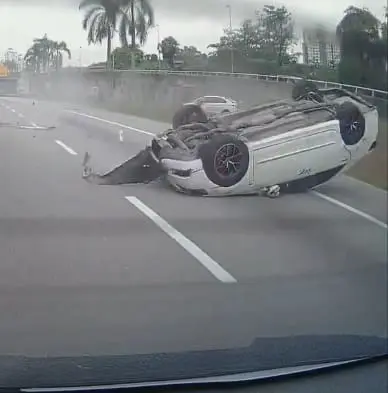 Toyota camry crashes into Honda city near Awan Biru R&R